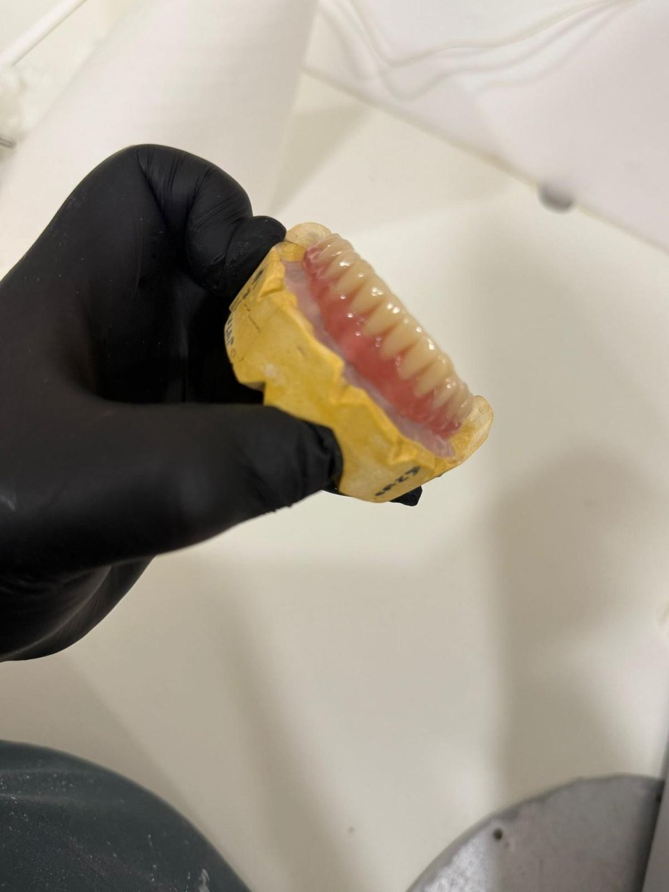 Acabado artesanal de una prótesis en el laboratorio